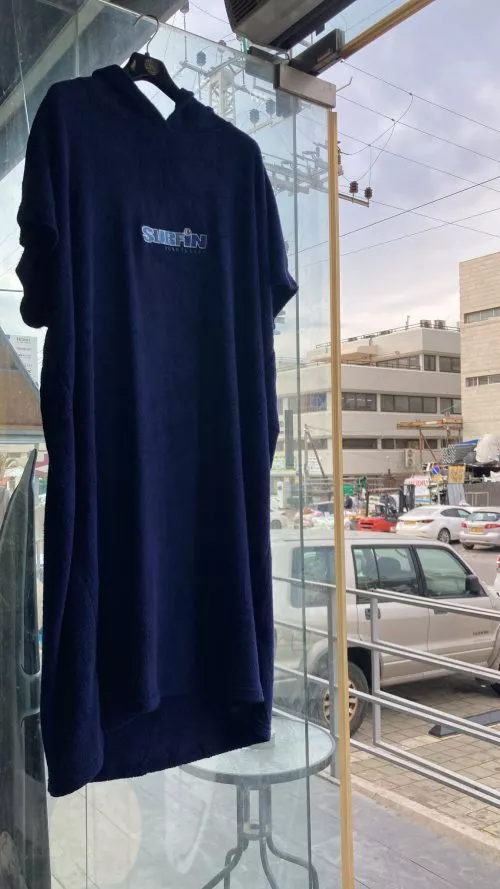 מגבת פונצ'ו נוחה וסופגת, עם עיצוב פתוח וכיסים, מושלמת לפעילויות חוץ כמו גלישה ושחייה.