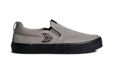 Pro Skate On-Slip — נעל סקייט שחורה עם כיסוי גומי עמיד ועיצוב החלקה קל לרכיבה חדה ונוחה, זמינה בצבע אפור