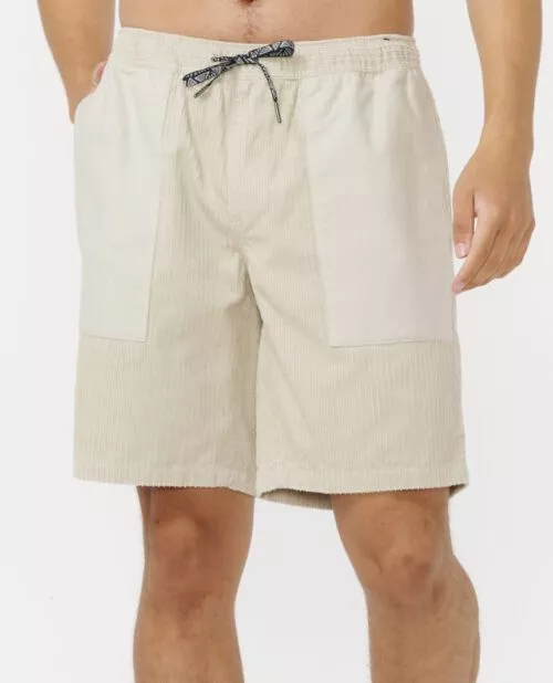 מכנסיים קצרים מבד קורדרוי רך עם כיסי צד וכיס אחורי, בגזרה קלילה ומסוגננת, אידיאליים לקיץ, זמין בשני צבעים