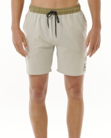 מכנסי גלישה קלים וגמישים' עשויות מחומר דוחה נוזלים, כיסים נוחים ותווית לוגו ארוגה, מתאימים לגלישה ולחוף.