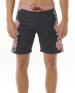 מכנסי גלישה מקצועיים Mirage עם גזרה אופנתית, חגורת שרוך, כיסים נוחים והדפס ייחודי. מבד ממוחזר עם טכנולוגיית DWR לדחיית נוזלים וייבוש מהיר.