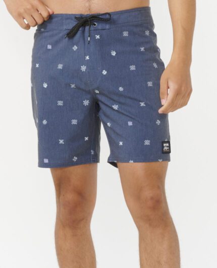 מכנסי גלישה מקצועיים בעיצוב ייחודי עם Hoffman Fabrics, בד ממוחזר בטכנולוגיית Mirage Core, הדפס אייקוני, כיס אחורי ותווית לוגו