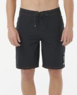 מכנסי גלישה מקצועיים עם טכנולוגיית Mirage Core, חגורת מותן מתכווננת וכיס רוכסן, עשויים מבד ממוחזר וייבוש מהיר מגיע בשחור ובאדום