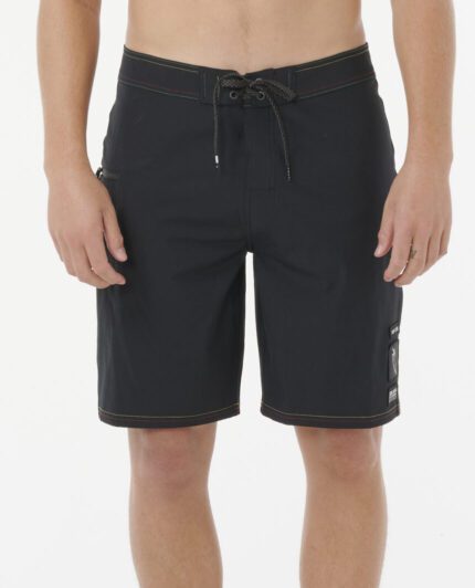 מכנסי גלישה מקצועיים עם טכנולוגיית Mirage Core, חגורת מותן מתכווננת וכיס רוכסן, עשויים מבד ממוחזר וייבוש מהיר מגיע בשחור ובאדום