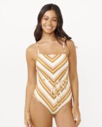 בגד ים שלם בגזרת ביקיני עם הדפס טרנדי, רצועות כתף מתכווננות ולוגו מתכתי אלגנטי,