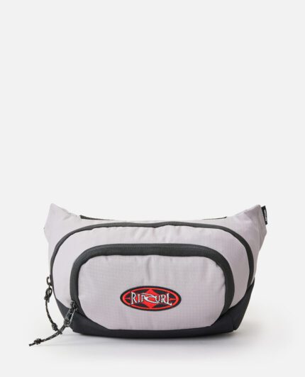 פאוץ’ אופנתי עם רצועת מותן מתכווננת וכיס קדמי עם רוכסן – שילוב של פונקציונליות, נוחות וסטייל יומיומי.