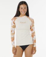 חולצת גלישה לנשים עם שרוולים ארוכים והדפס צבעוני, מקדם UPF 50+ ובד ממוחזר עמיד לכלור, בגזרה מחטבת ונוחה לפעילות ימית.