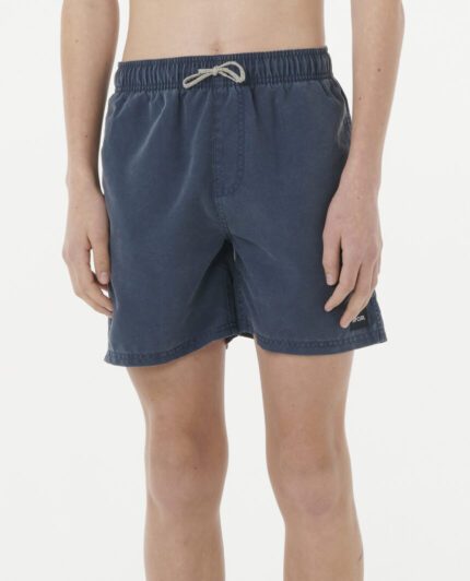 מכנסי גלישה לילדים מבד ממוחזר עם ייבוש מהיר, בטנת רשת, שרוך מותן, כיס אחורי עם סקוץ’ ותווית לוגו – מושלמים לים, גלישה וכדורעף חופים, זמין בצבע navy