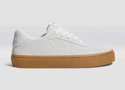 סניקרס LUAN PRO בגוון גאם סמוק עם זמש לבן ולוגו Off-White – בעיצובו של לואן אוליביירה